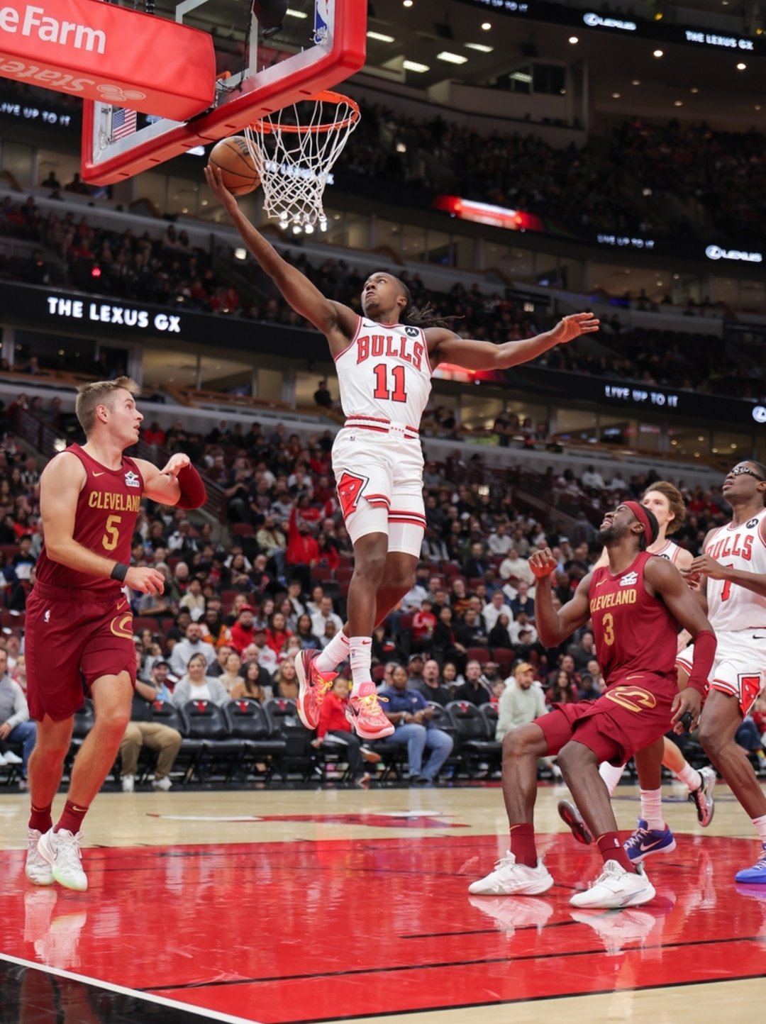 南宫体育 -芝加哥公牛迎NBA季后赛关键赛，今夜战术微调，赛场秩序良好，赛程密集仍需轮换的简单介绍